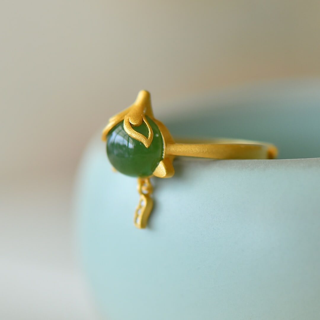 An Exquisite Sterling Silver Inlaid Jasper Ring: An Exquisite Sterling Silver Inlaid Jasper Ring 纯银镶碧玉戒指