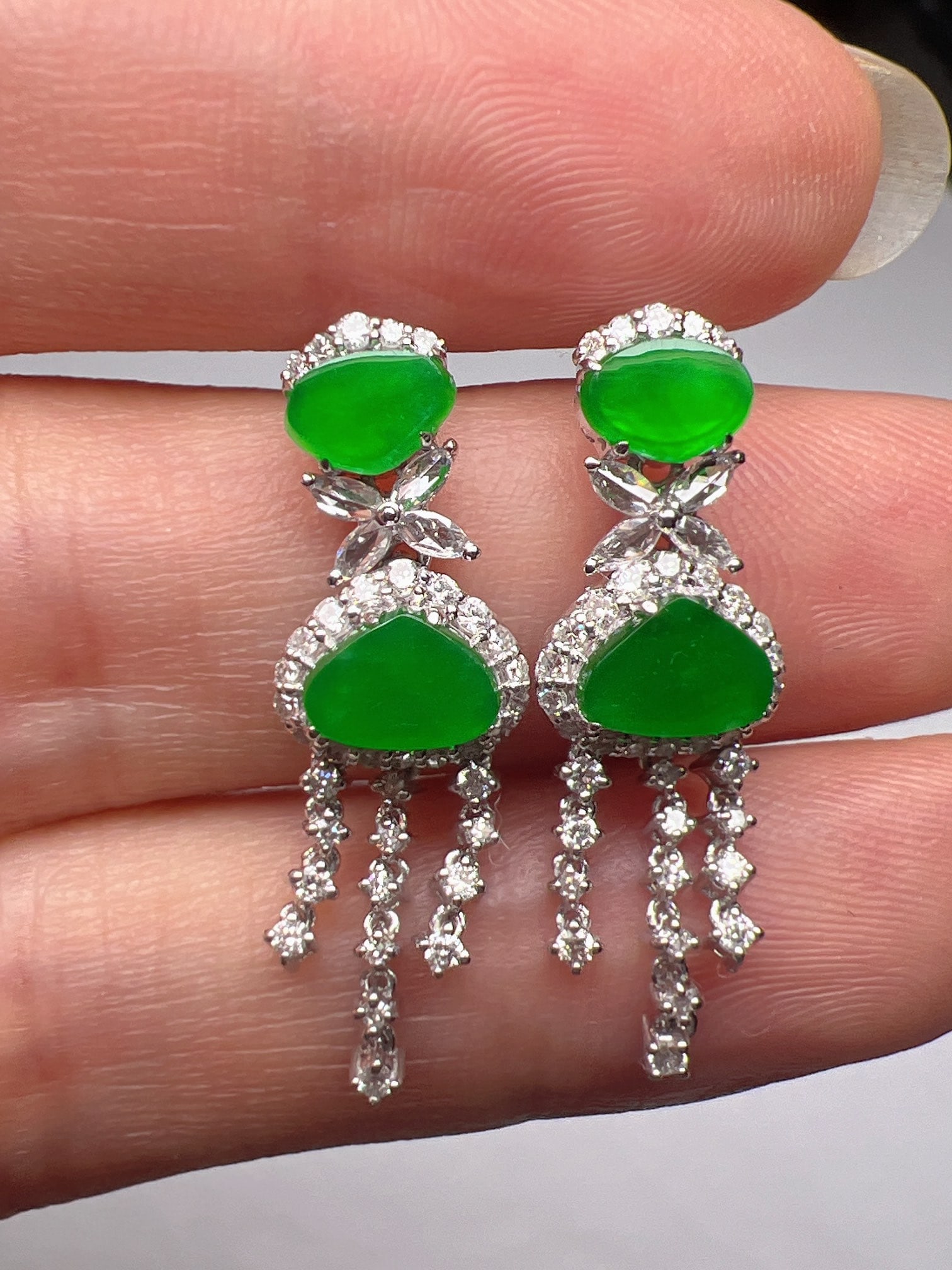 A Pair of Exquisite 18k Gold Diamond Inlaid Jadeite Earrings: A Pair of Exquisite 18k Gold Diamond Inlaid Jadeite Earrings,Size(Loose Stone):0.2inx0.3inx0.2in 一对18k金钻镶嵌翡翠耳环