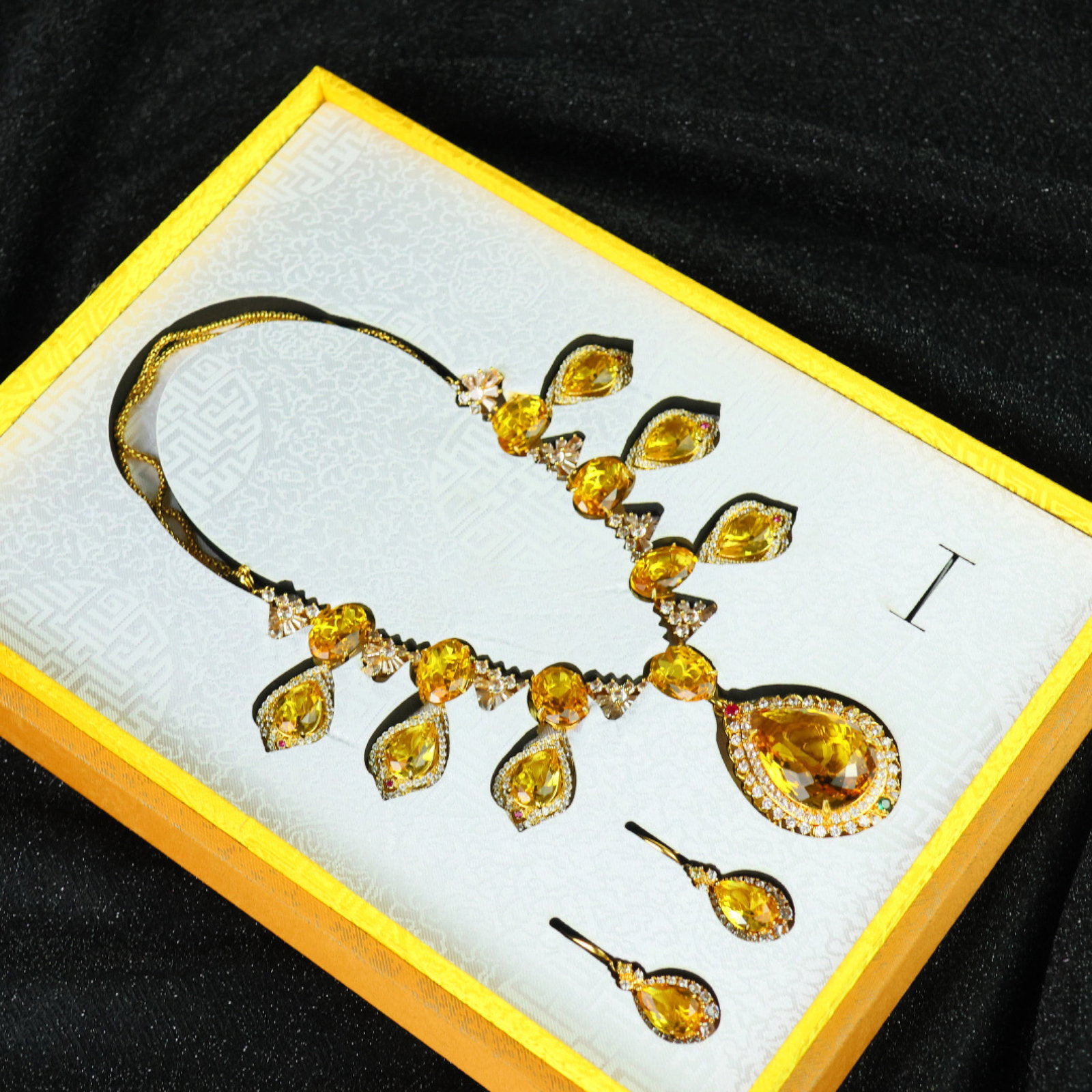 A Set of Fine Jewelry: A Set of Fine Jewelry 一套精美的首饰