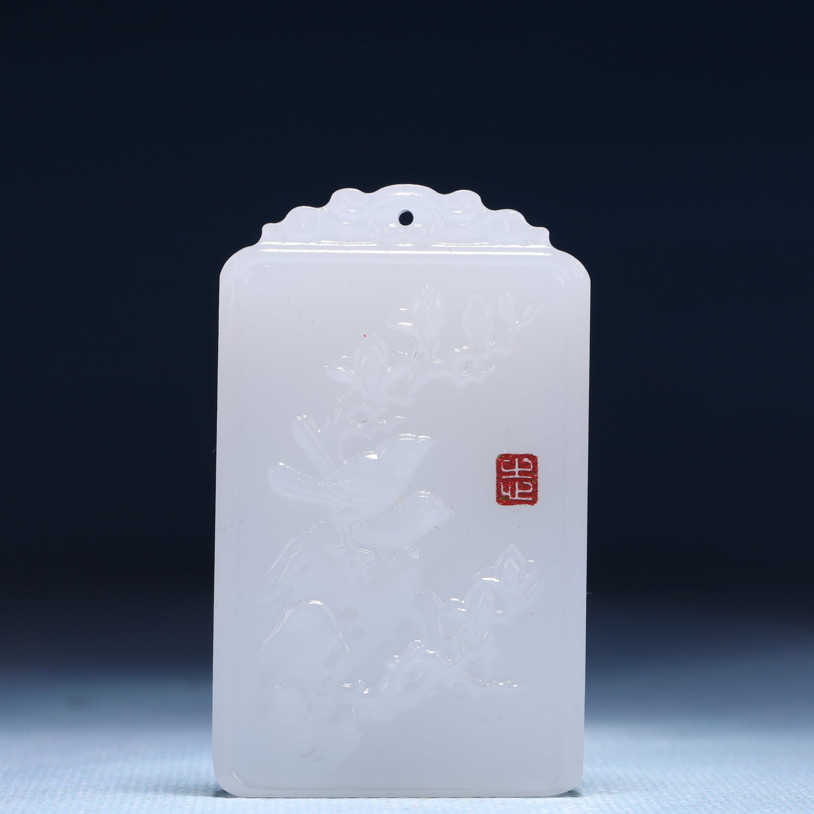 An Exquisite White Jade Flower Pattern Pendant: An Exquisite White Jade Flower Pattern Pendant,Size:1.6inx0.4inx2.4in,Weight:46g 白玉花卉纹牌