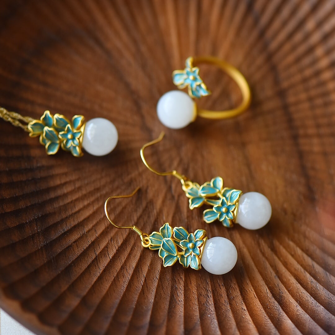 A Set of Fine Sterling Silver-Gold Plated Inlaid White Jade Jewelrys: A Set of Fine Sterling Silver-Gold Plated Inlaid White Jade Jewelrys 一套纯银镀金镶白玉首饰