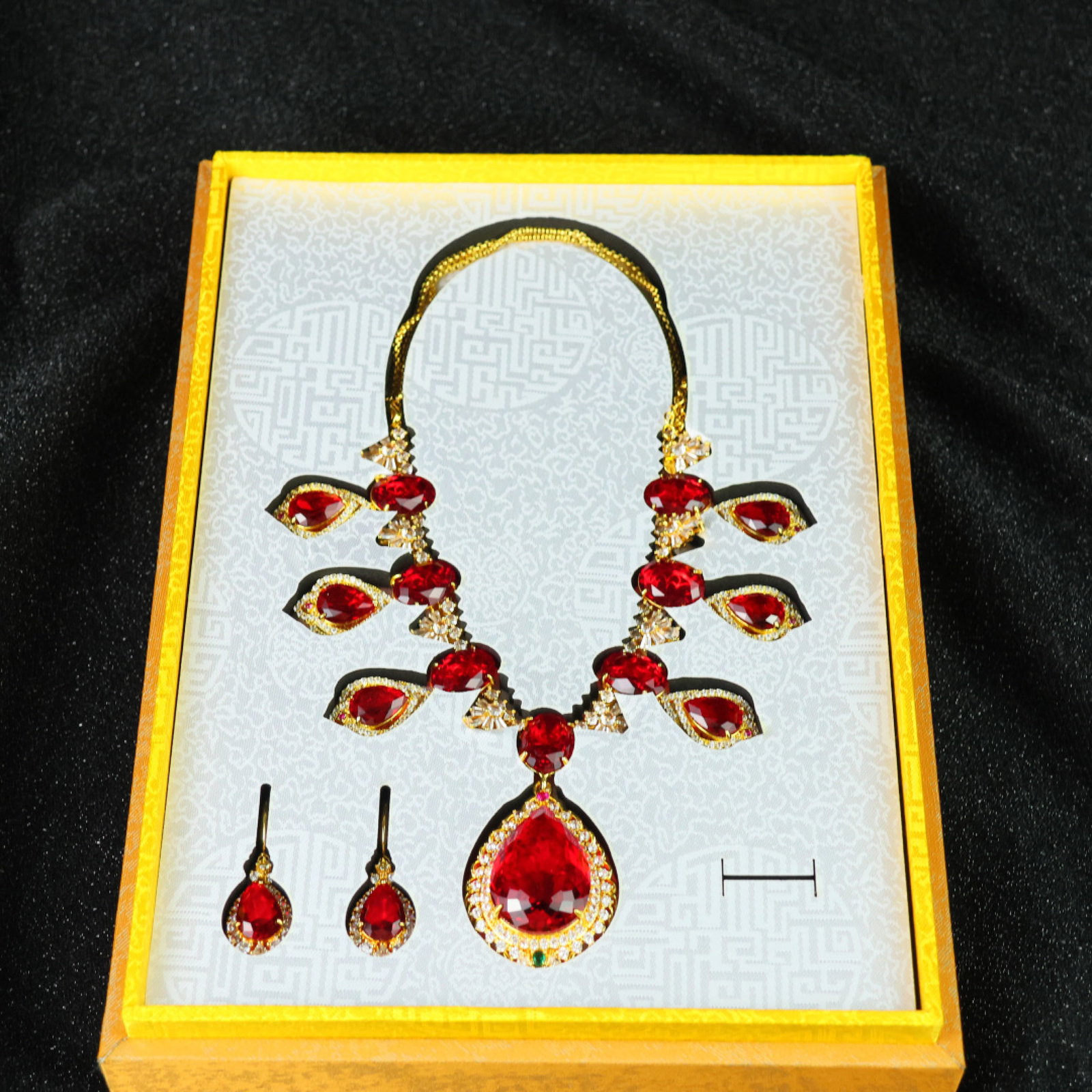 A Set of Fine Jewelry: A Set of Fine Jewelry 一套精美的首饰