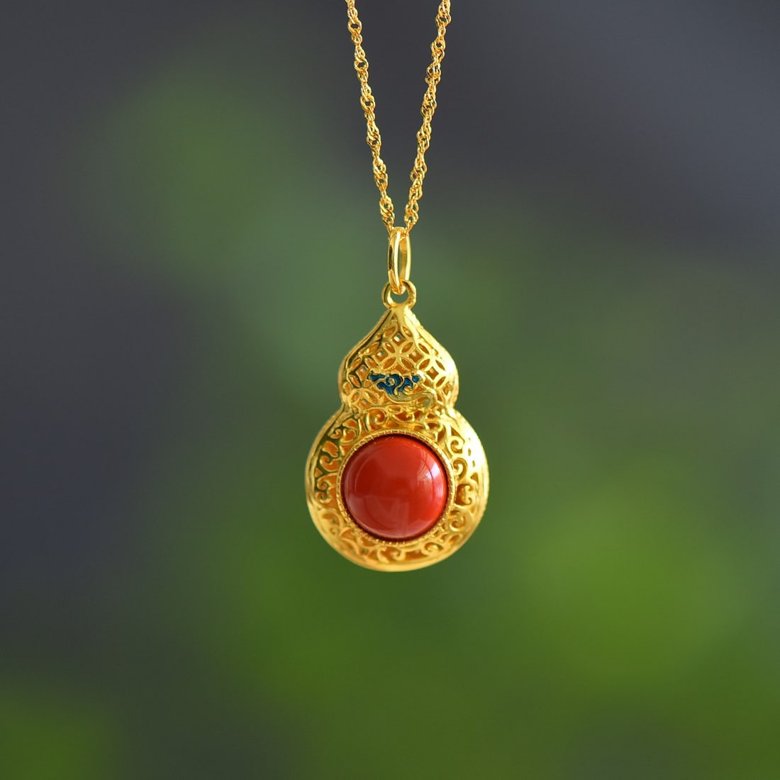An Exquisite Sterling Silver-Gold Plated Inlaid Cinnabar Pendant: An Exquisite Sterling Silver-Gold Plated Inlaid Cinnabar Pendant,Size:0.4inx0.4in 纯银镀金镶朱砂吊坠