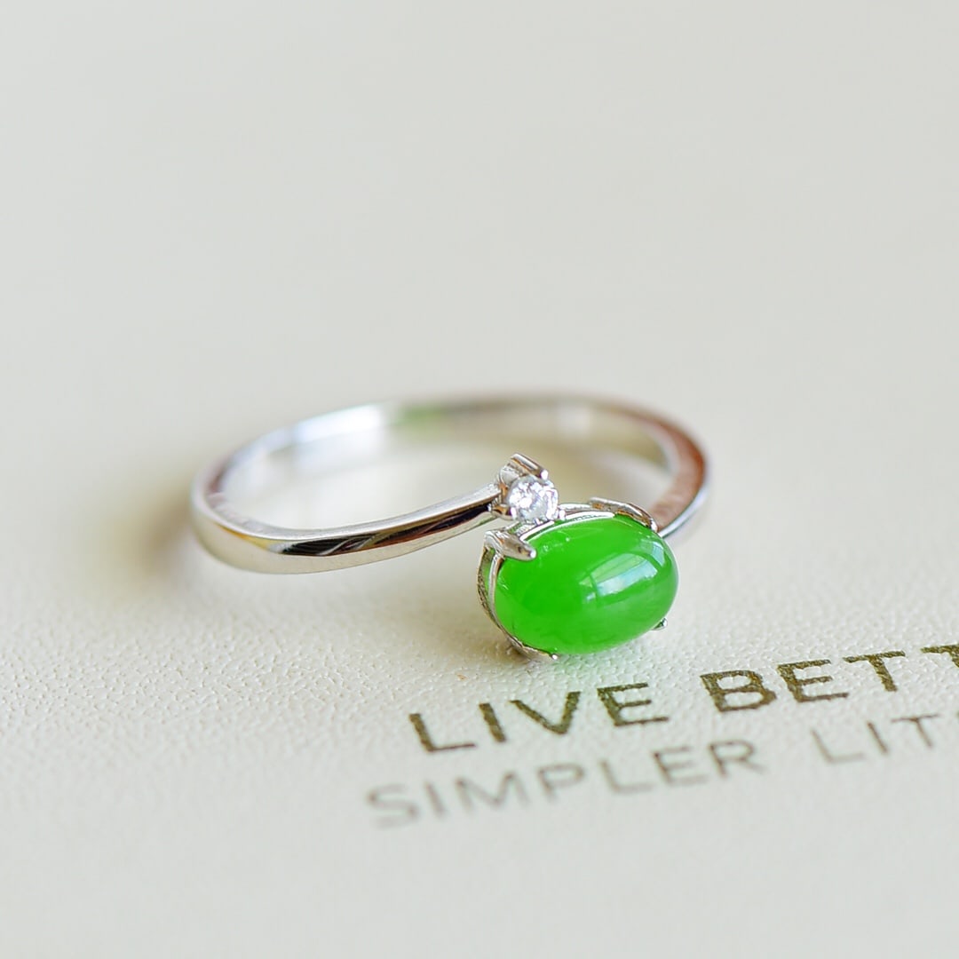 An Exquisite Sterling Silver Inlaid Jasper Ring: An Exquisite Sterling Silver Inlaid Jasper Ring,Size:0.2inx0.3in 纯银镶碧玉戒指