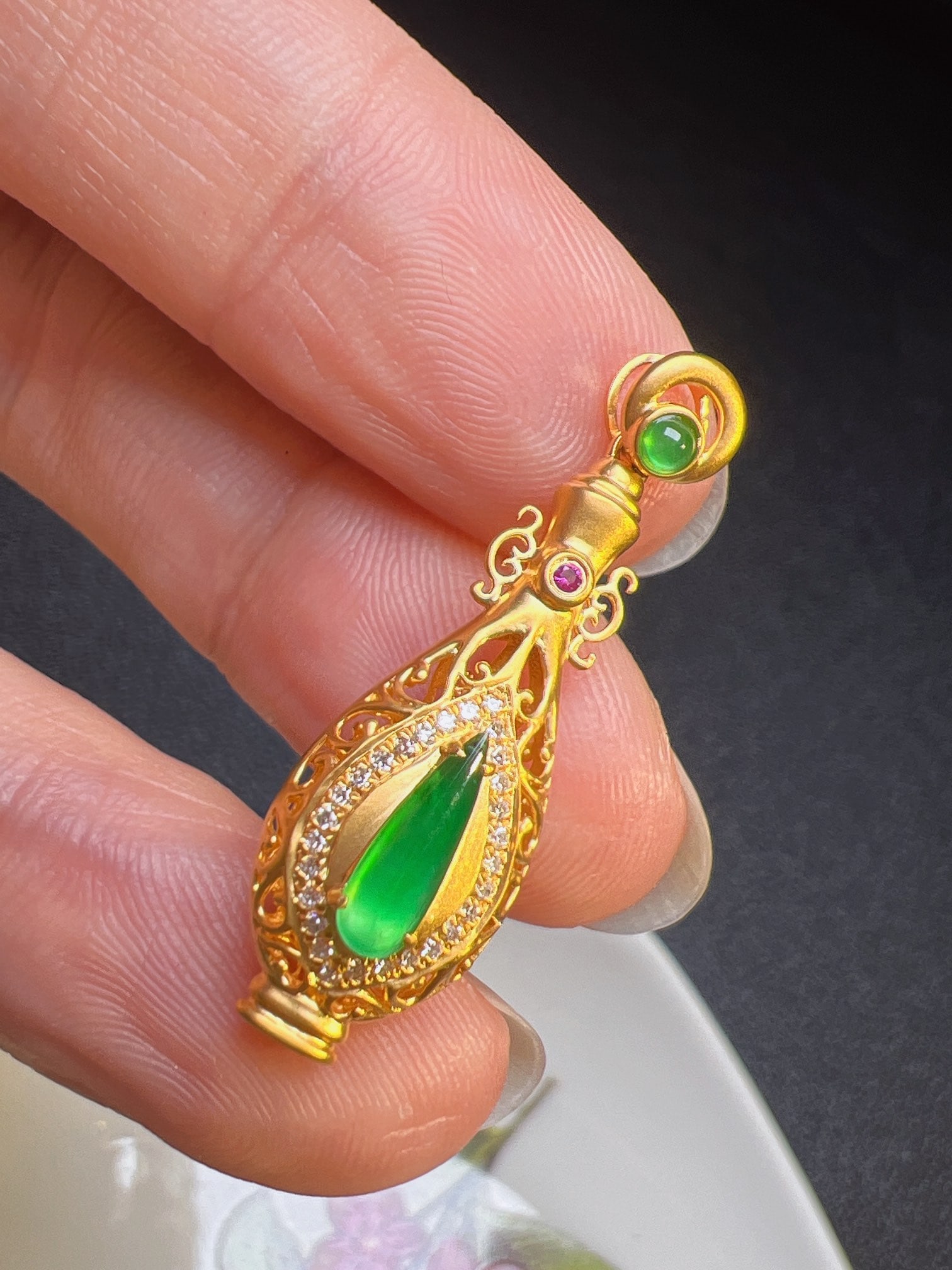 An Exquisite 18k Gold Diamond Inlaid Jadeite Pendant: An Exquisite 18k Gold Diamond Inlaid Jadeite Pendant,Size(Loose Stone):0.3inx0.1in 18k金钻镶嵌翡翠吊坠