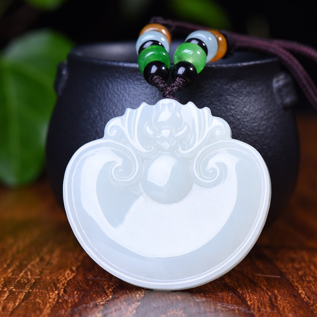 An Exquisite White Jade Bats Pattern Pendant: An Exquisite White Jade Bats Pattern Pendant,Size:1.7inx1.9in (寓意)富贵如意 寓意吉祥 事事如意 福在ı