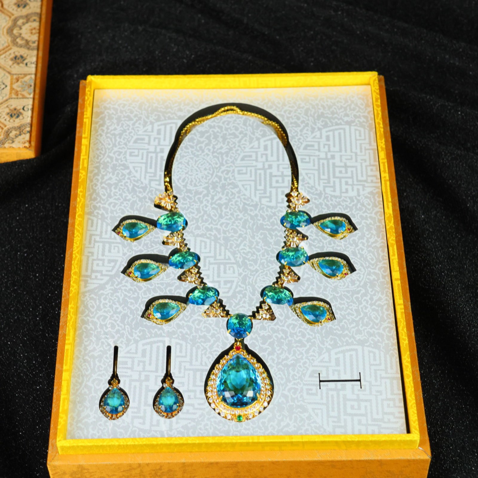 A Set of Fine Jewelry: A Set of Fine Jewelry 一套精美的首饰