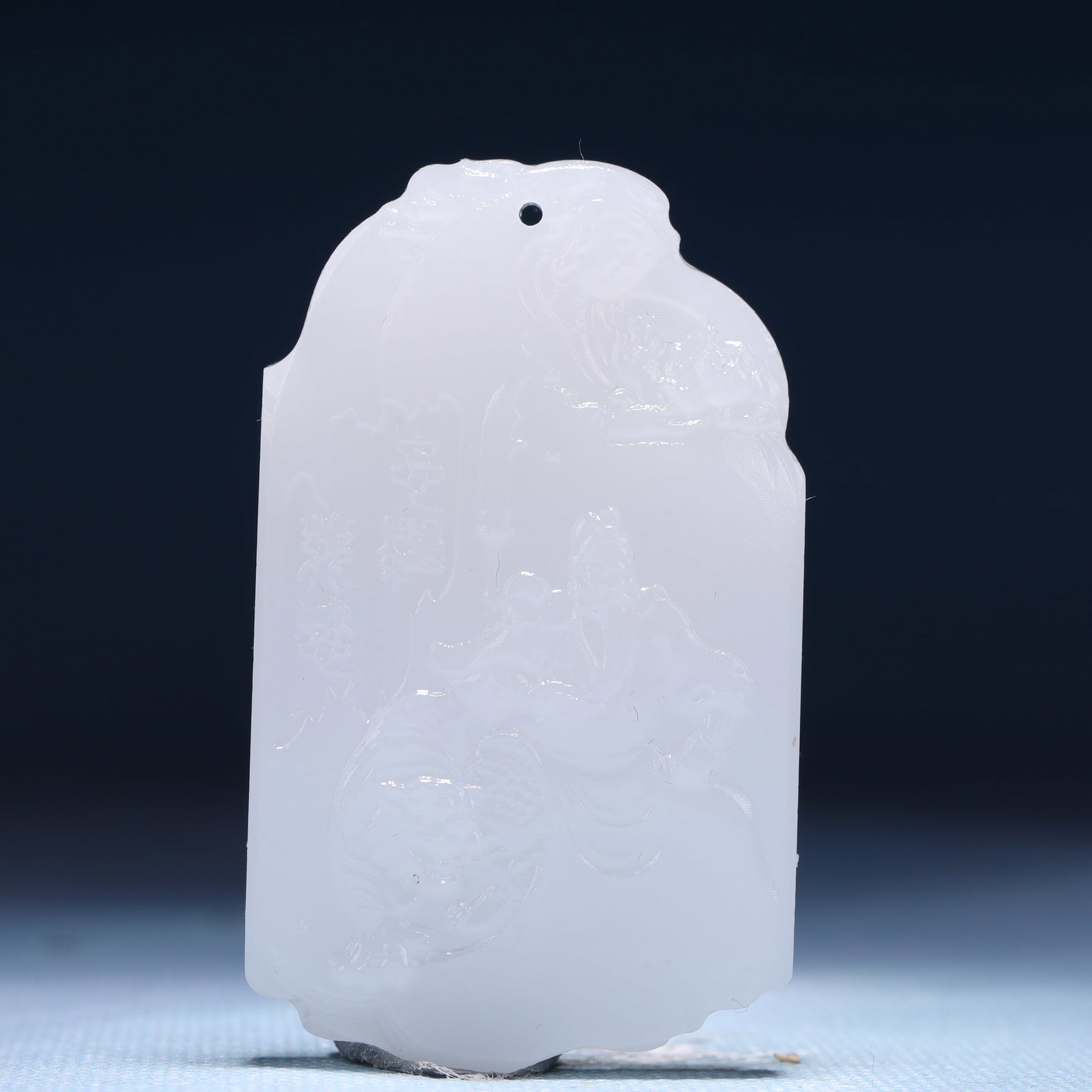 An Exquisite White Jade Figure Pattern Pendant: An Exquisite White Jade Figure Pattern Pendant,Size:1.4inx0.4inx2.2in,Weight:46g 白玉人物纹牌