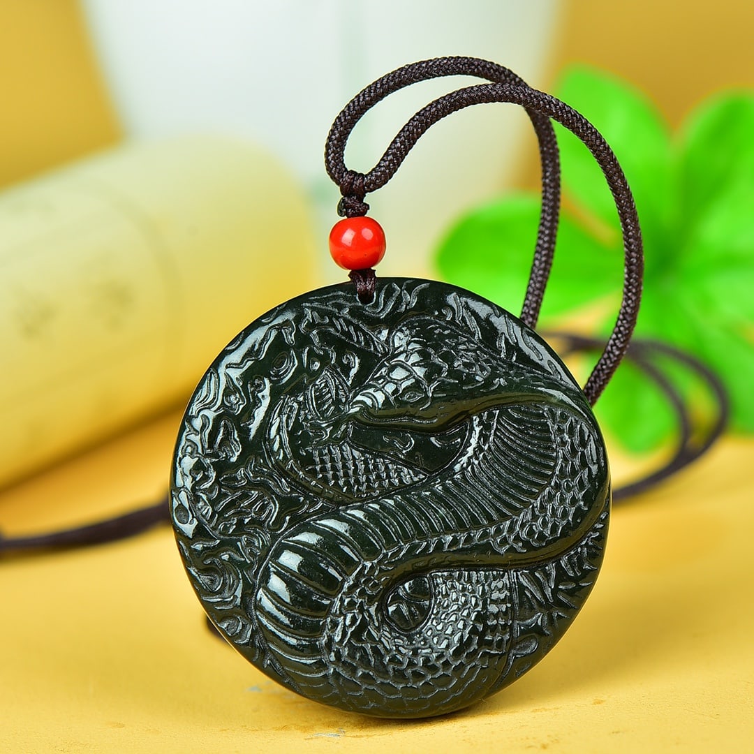 An Exquisite Jasper Snake Pattern Pendant - 2