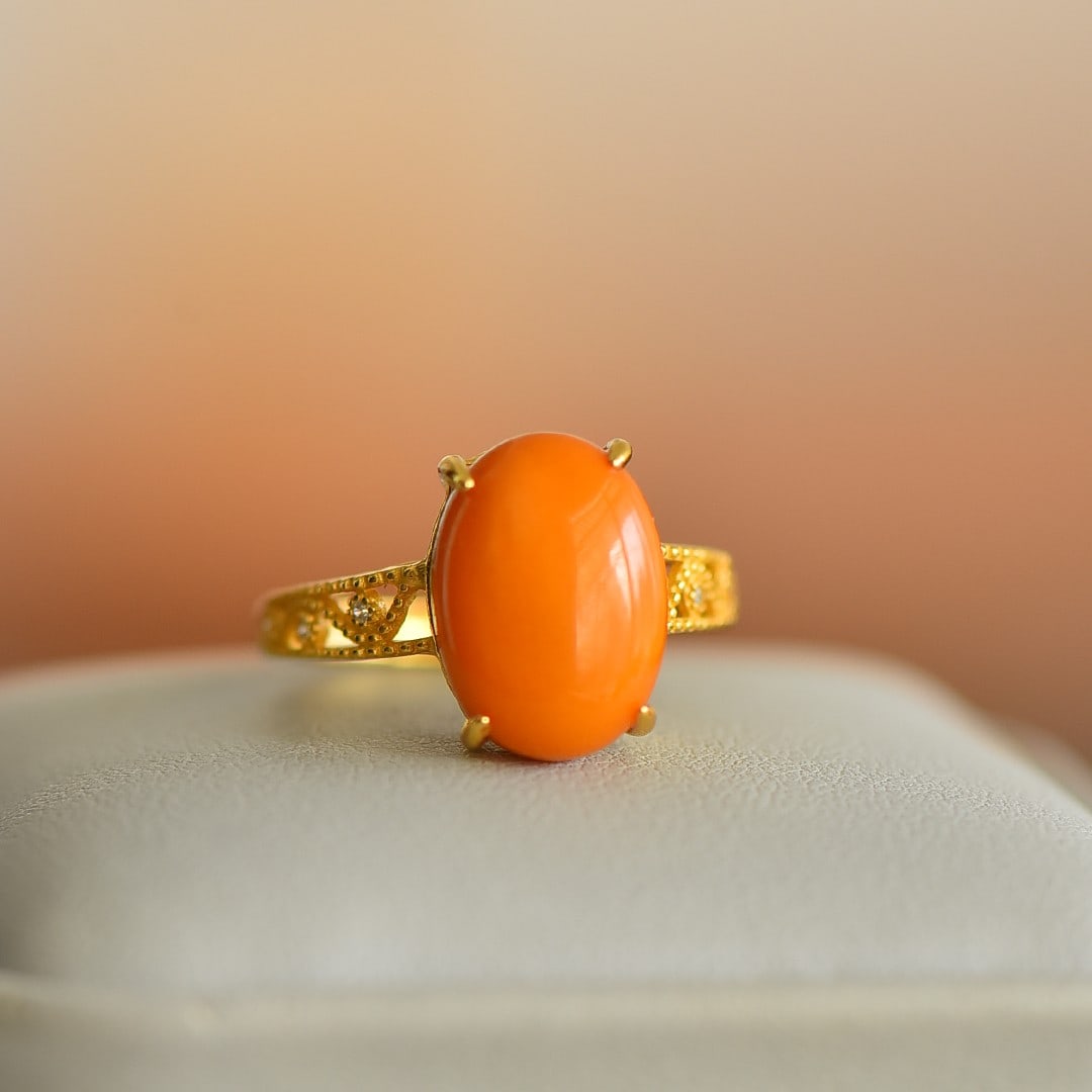 An Exquisite Sterling Silver-Gold Plated Inlaid Beeswax Ring: An Exquisite Sterling Silver-Gold Plated Inlaid Beeswax Ring,Size:0.4inx0.6in 纯银镀金镶蜜蜡戒指