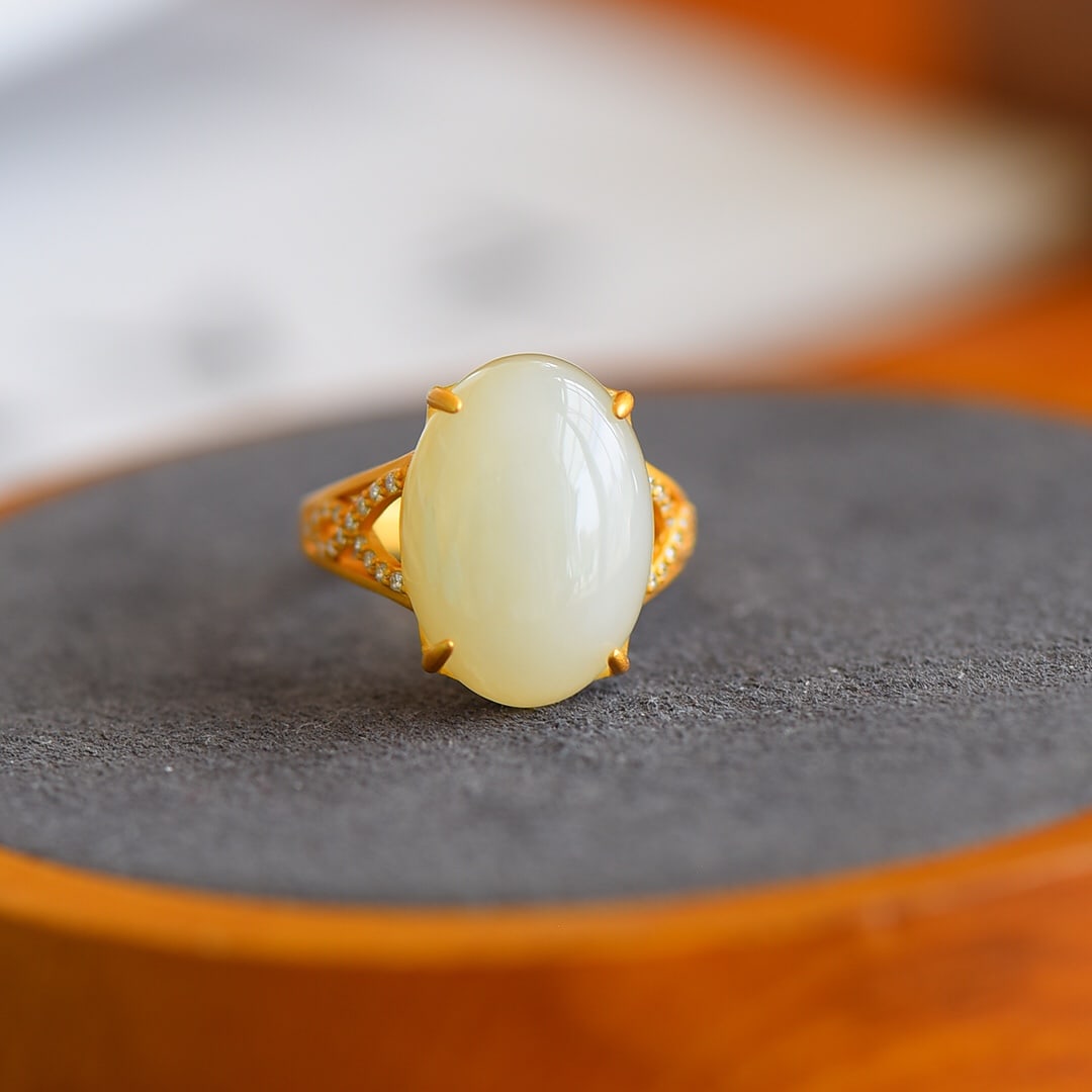 An Exquisite Sterling Silver-Gold Plated Inlaid White Jade Ring,Inlaid Diamond: An Exquisite Sterling Silver-Gold Plated Inlaid White Jade Ring,Inlaid Diamond,Size:0.5inx0.7in 纯银镀金镶白玉戒指,嵌钻石