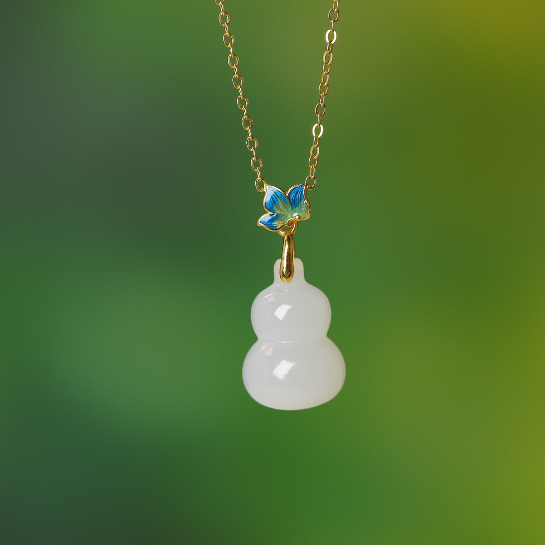 An Exquisite Sterling Silver-Gold Plated Inlaid White Jade Gourd Pendant: An Exquisite Sterling Silver-Gold Plated Inlaid White Jade Gourd Pendant,Size:0.5inx0.7in 纯银镀金镶白玉葫芦吊坠