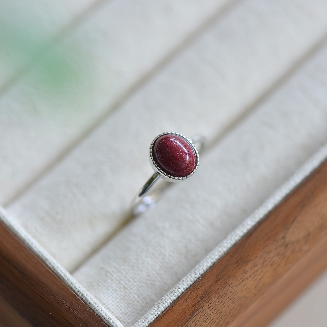 An Exquisite Sterling Silver Inlaid Cinnabar Ring: An Exquisite Sterling Silver Inlaid Cinnabar Ring,Size:0.3inx0.4in 纯银镶朱砂戒指