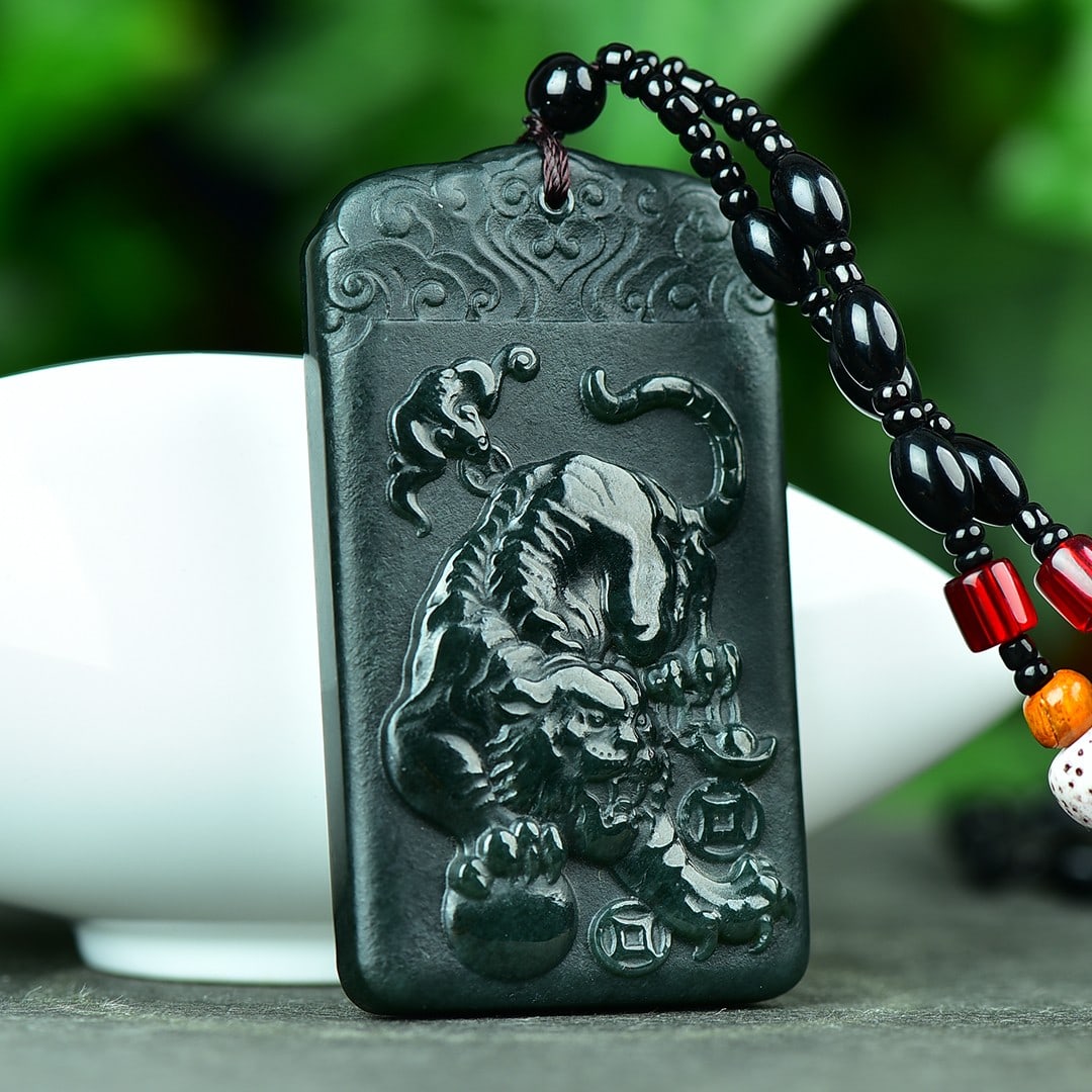 An Exquisite Jasper Tiger Pattern Necklace: An Exquisite Jasper Tiger Pattern Necklace,Size:1.5inx2.6in 碧玉虎纹项链