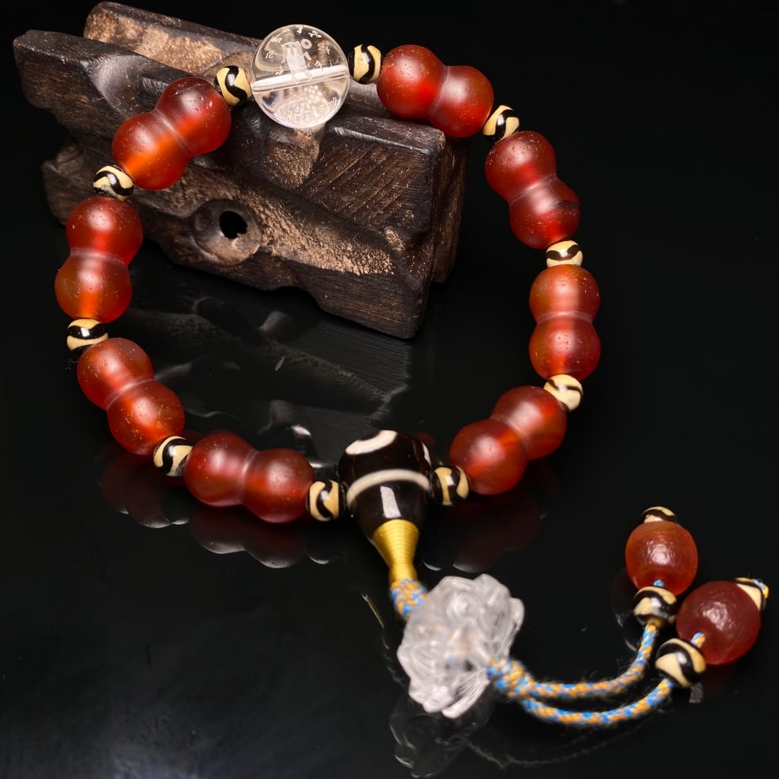 A Precious Agate Bracelets: A Precious Agate Bracelet,Size:0.7inx0.5in 玛瑙手串