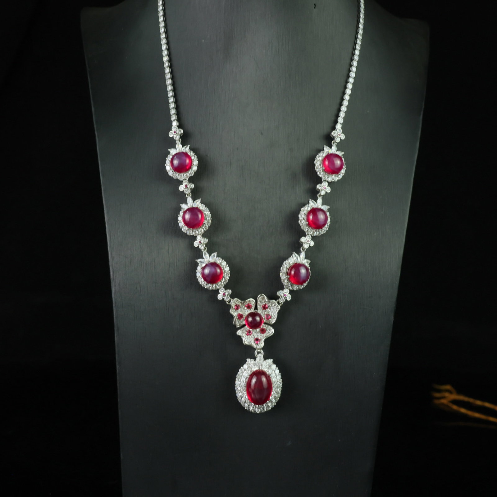 An Exquisite Necklace: An Exquisite Necklace 一个精美的项链