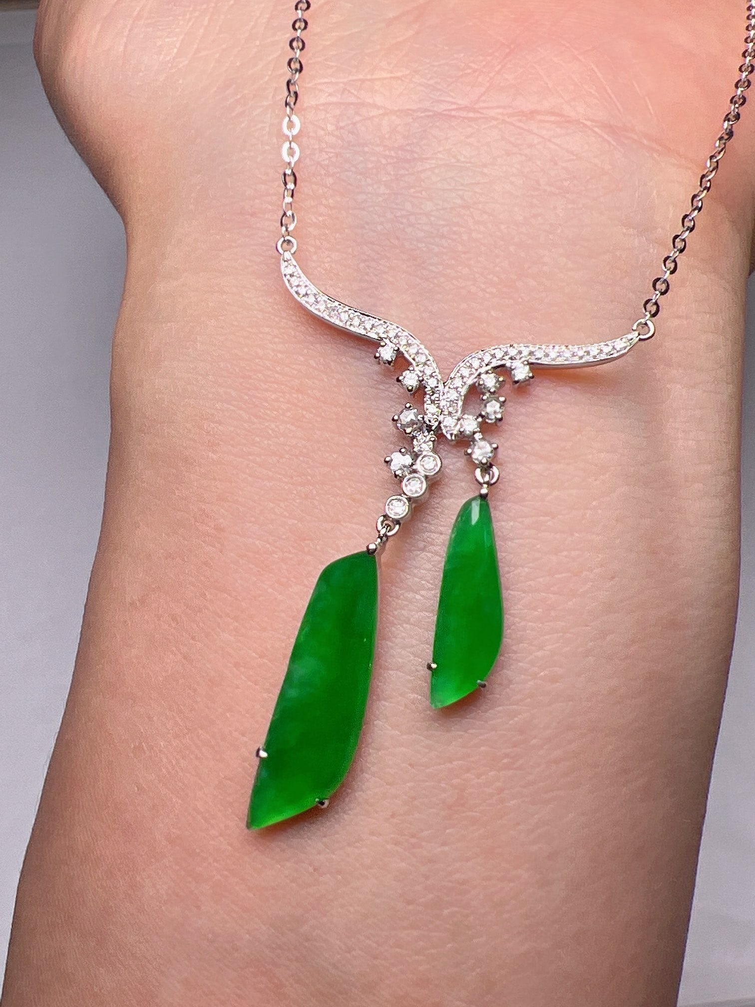 An Exquisite 18k Gold Diamond Inlaid Jadeite Necklace: An Exquisite 18k Gold Diamond Inlaid Jadeite Necklace,Size(Loose Stone):0.8inx0.2in,0.6inx0.2in 18k金钻镶嵌翡翠项链