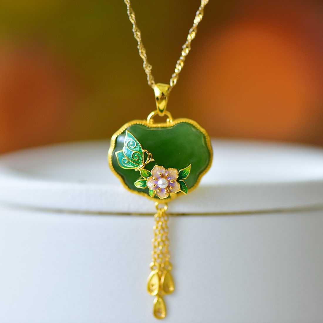 An Exquisite Sterling Silver Inlaid Jasper Flower Pattern Necklace: An Exquisite Sterling Silver Inlaid Jasper Flower Pattern Necklace,Size:0.6inx0.8in 纯银镶碧玉花卉纹项链