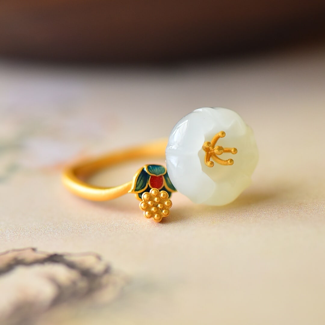 An Exquisite Sterling Silver Inlaid White Jade Flower Pattern Ring: An Exquisite Sterling Silver Inlaid White Jade Flower Pattern Ring,Size:0.6inx0.6in 纯银镶白玉花卉纹戒指