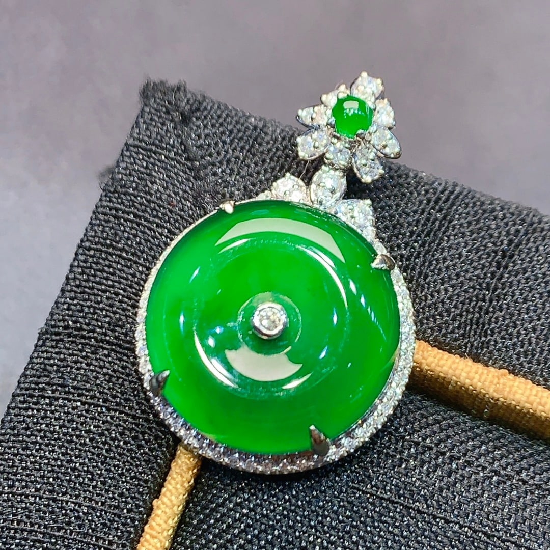 An Exquisite 18k Gold Diamond Inlaid Jadeite Pendant: An Exquisite 18k Gold Diamond Inlaid Jadeite Pendant,Size(Loose Stone):0.5inx0.1in 18k金钻镶嵌翡翠吊坠