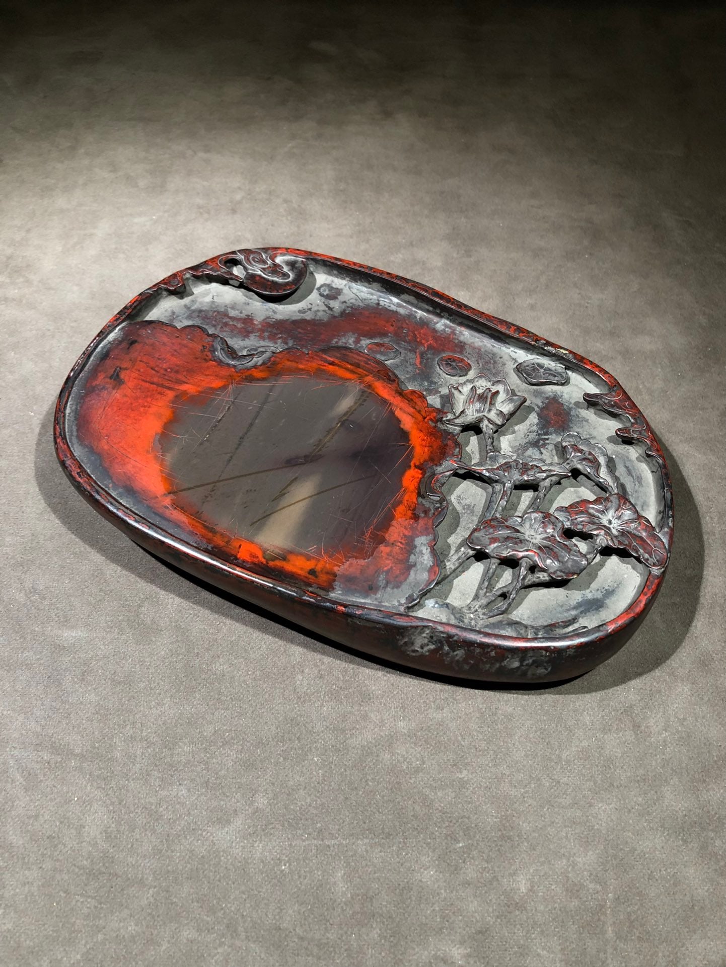 An Exquisite Flower Pattern with poem Inkstone: An Exquisite Flower Pattern with poem Inkstone Ma yuanyu Size:8.8inx5.9inx1.3in端石麻坑朱砚朱砚 马元驭 Size:22.3cmx15cmx3.3cm