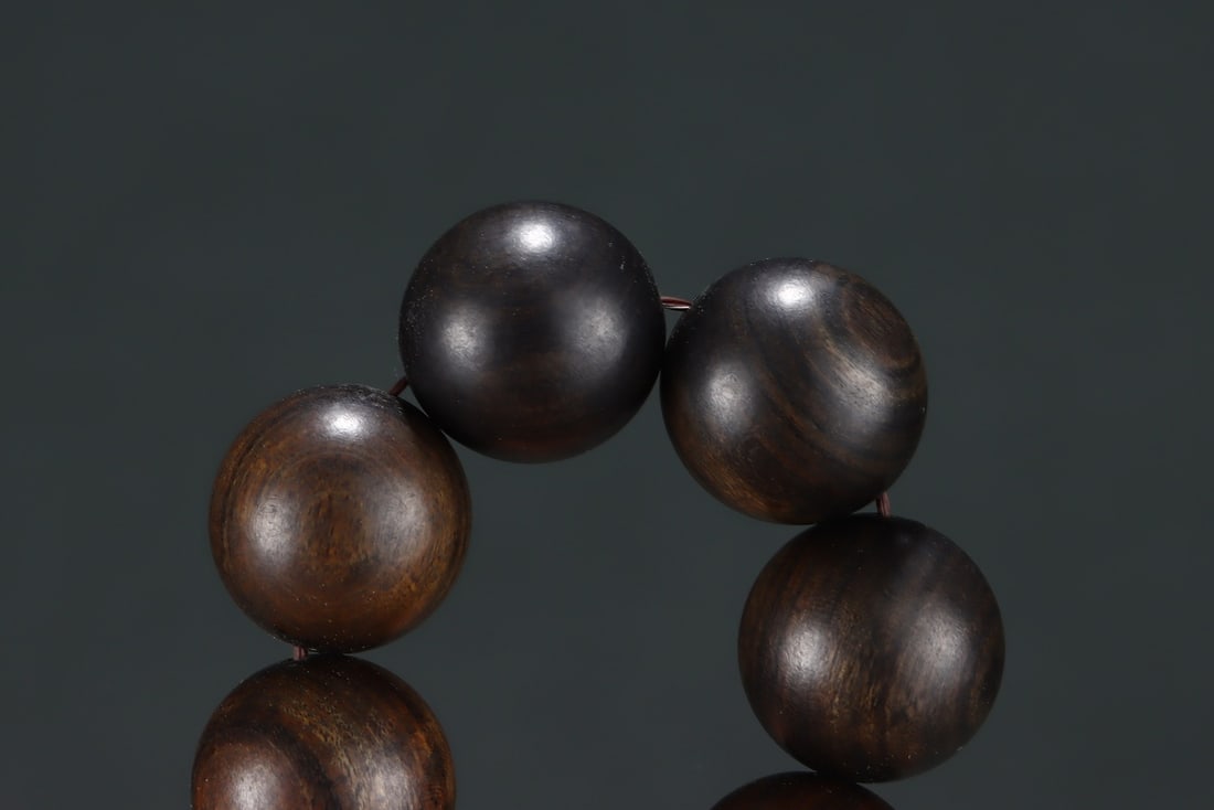 An Exquisite Eaglewood Bracelets - 2