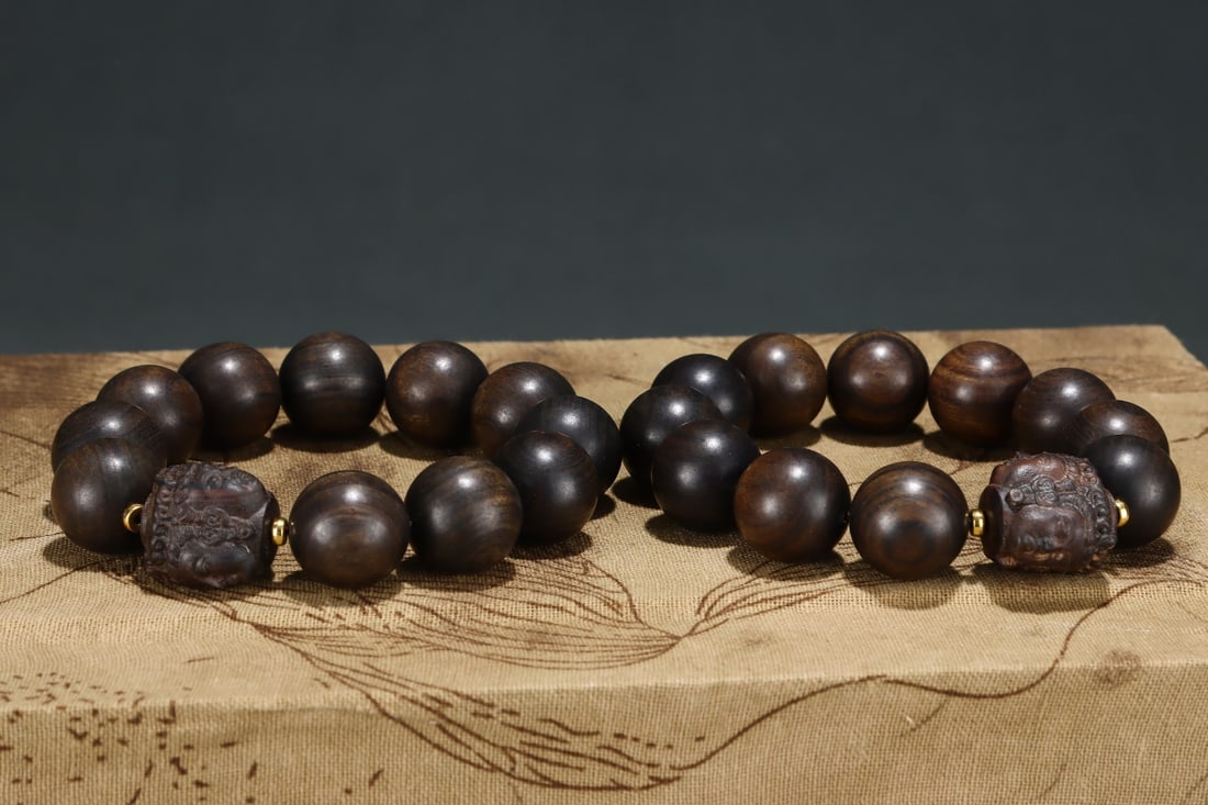 An Exquisite Eaglewood Bracelets - 9