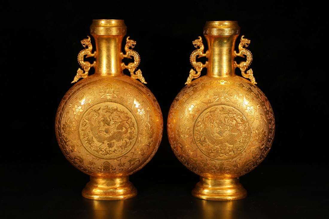 An Exquisite Gilt Bronze Lotus Pattern Dragon Pattern Double-Ears Vase: An Exquisite Gilt Bronze Lotus Pattern Dragon Pattern Double-Ears Vase Tang Dynasty, China Zhenguan Four-character Mark Size:9.1inx5.1in Weight:1021g铜鎏金扁瓶 中&#