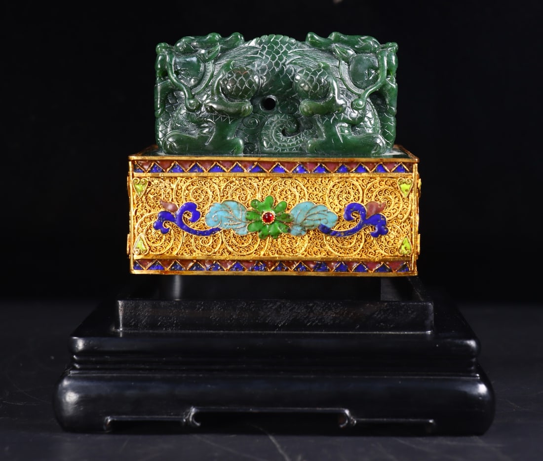 An Exquisite Jasper Cover with Gold Dragon Pattern Seal: An Exquisite Jasper Cover with Gold Dragon Pattern Seal Qing Dynasty, China Size:4.3inx4.9in Weight:3016g碧玉包金嵌双龙印章一枚