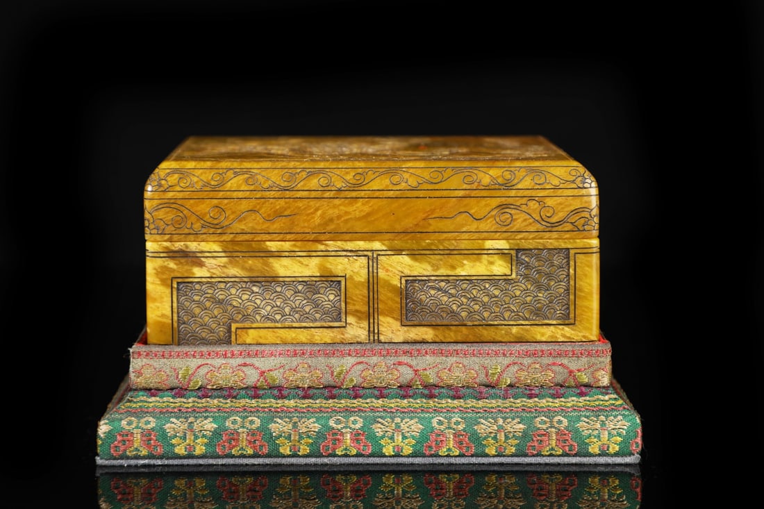 An Exquisite Shoushan Stone Landscape Pattern with poem Box: An Exquisite Shoushan Stone Landscape Pattern with poem Box Qing Dynasty, China Size:2inx3.7inx4.5in Weight:927g寿山石墨盒 中国清代