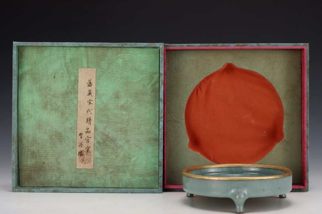 An Exquisite Guan yao Tripod Brush Washer: An Exquisite Guan yao Tripod Brush Washer Song Dynasty, China Size:2inx6.7in官窑三足洗 中国宋代 Size:5cmx17cm