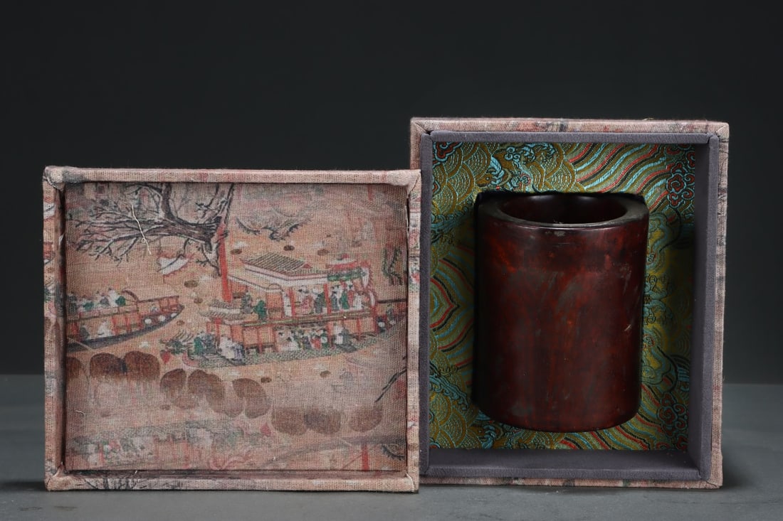 An Exquisite Eaglewood Brush Pot: An Exquisite Eaglewood Brush Pot Qing Dynasty, China Size:3.9inx4.9in沉香木笔筒 中国清代 Size:10cmx12.5cm