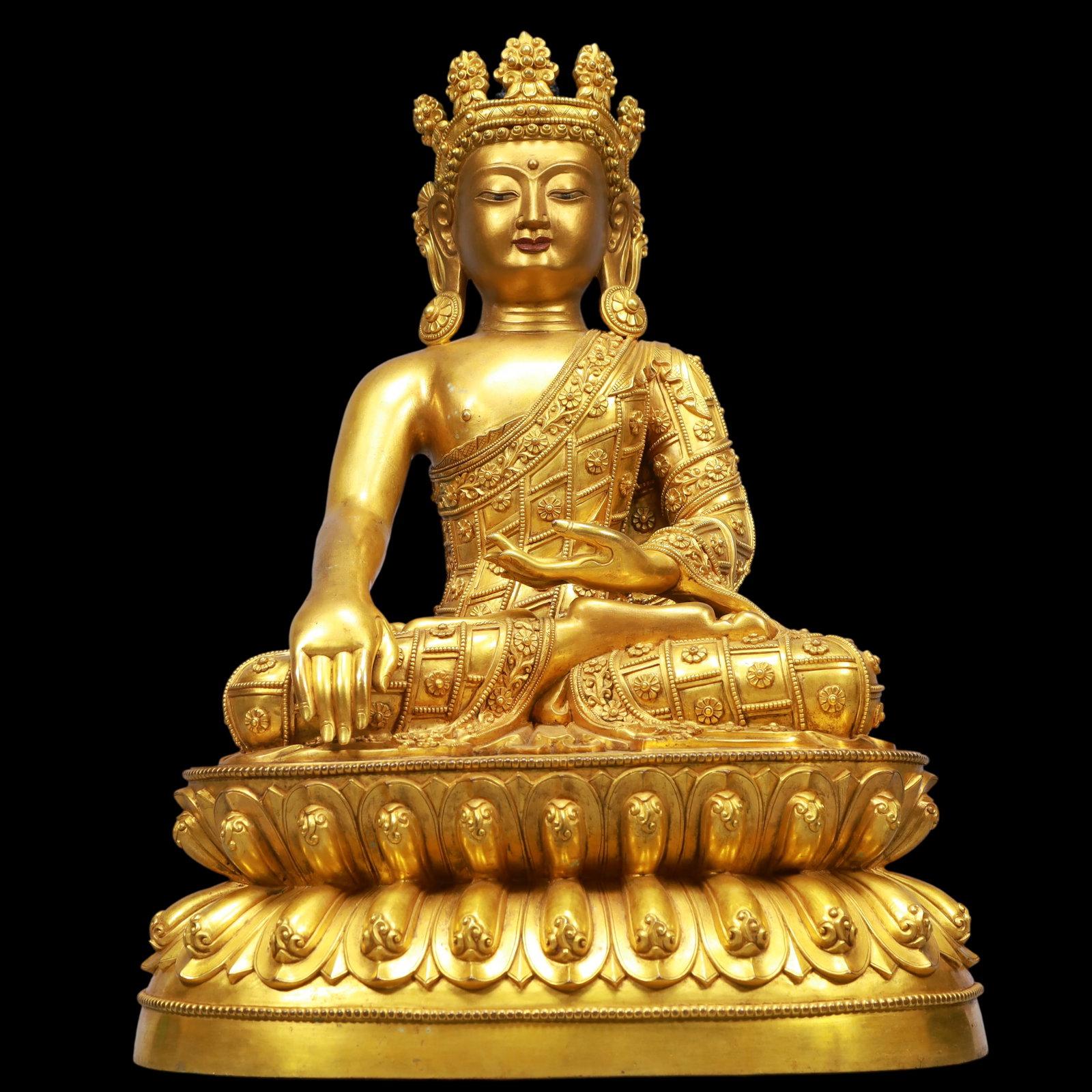 An Exquisite Gilt Bronze Statue of Sakyamuni: An Exquisite Gilt Bronze Statue of Sakyamuni Ming Dynasty, China Xuande Six-character Mark Size:14.2inx10.2inx20.5in Weight:26750g铜鎏金如来佛像