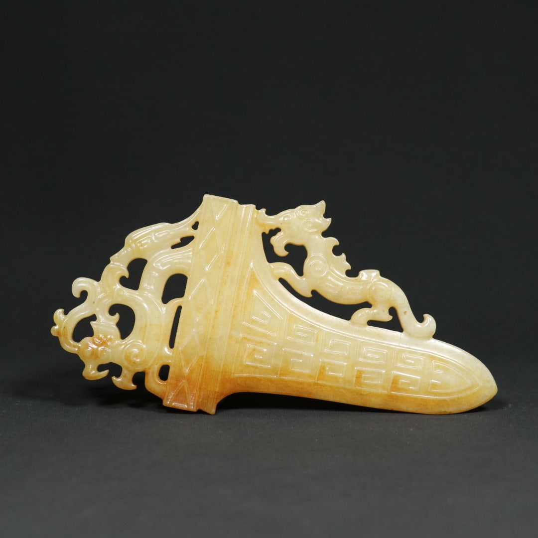 An Exquisite White Jade Dragon Pattern Ornament: An Exquisite White Jade Dragon Pattern Ornament Shi jia he Culture Size:5.9inx3.1inx0.3in Weight:109.3g白玉龙凤回纹玉戈