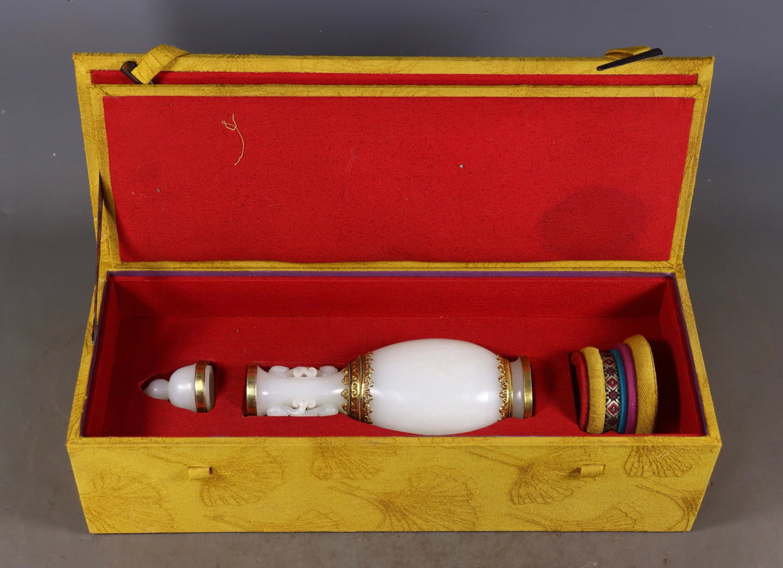 An Exquisite White Jade Cover with Gold Double-Ears Vase: An Exquisite White Jade Cover with Gold Double-Ears Vase Qing Dynasty, China Size:8.1inx2.4inx1.8in Weight:313g白玉包金嵌双耳瓶