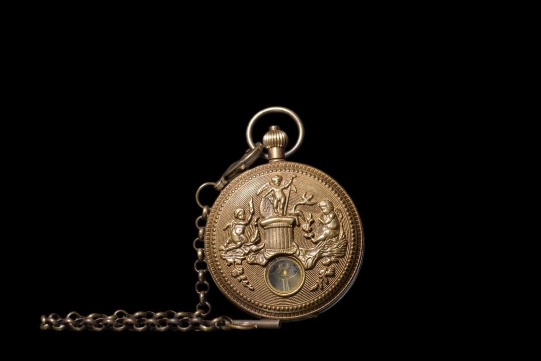 An Exquisite Bronze Pocket watch: An Exquisite Bronze Pocket watch Qing Dynasty, China Size:2.2in铜天使圣灵日月星辰双开式怀表