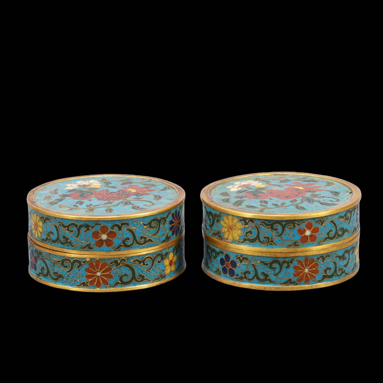 A Exquisite A pair of Cloisonne Flower Pattern Box: A Exquisite A pair of Cloisonne Flower Pattern Box Ming Dynasty, China Xuande Four-character Mark Size:3.3inx1.6in Weight:650g一对景泰蓝花卉纹盒