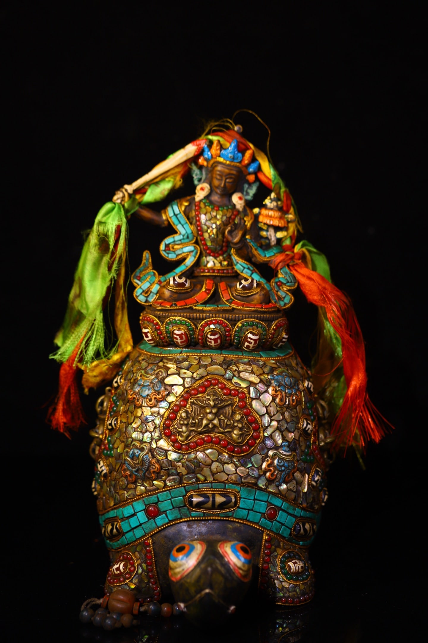 An Exquisite Yun Stone Dzi Bead Auspicious Beast Ornament: An Exquisite Yun Stone Dzi Bead Auspicious Beast Ornament Qing Dynasty, China Size:11.8inx9.8in Size:5.5inx4.7in Weight:6700g陨石镶嵌天珠招财龟 &#