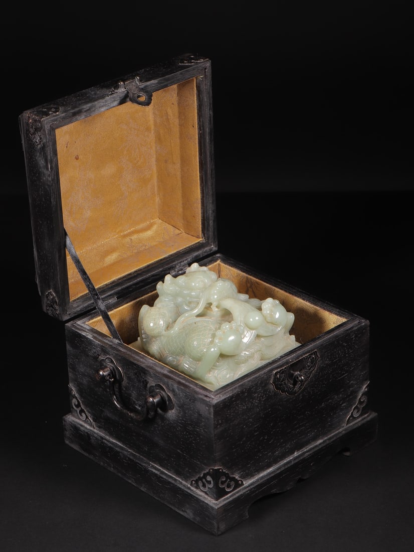 An Exquisite White Jade Dragon Pattern with poem Seal (1 of 9)