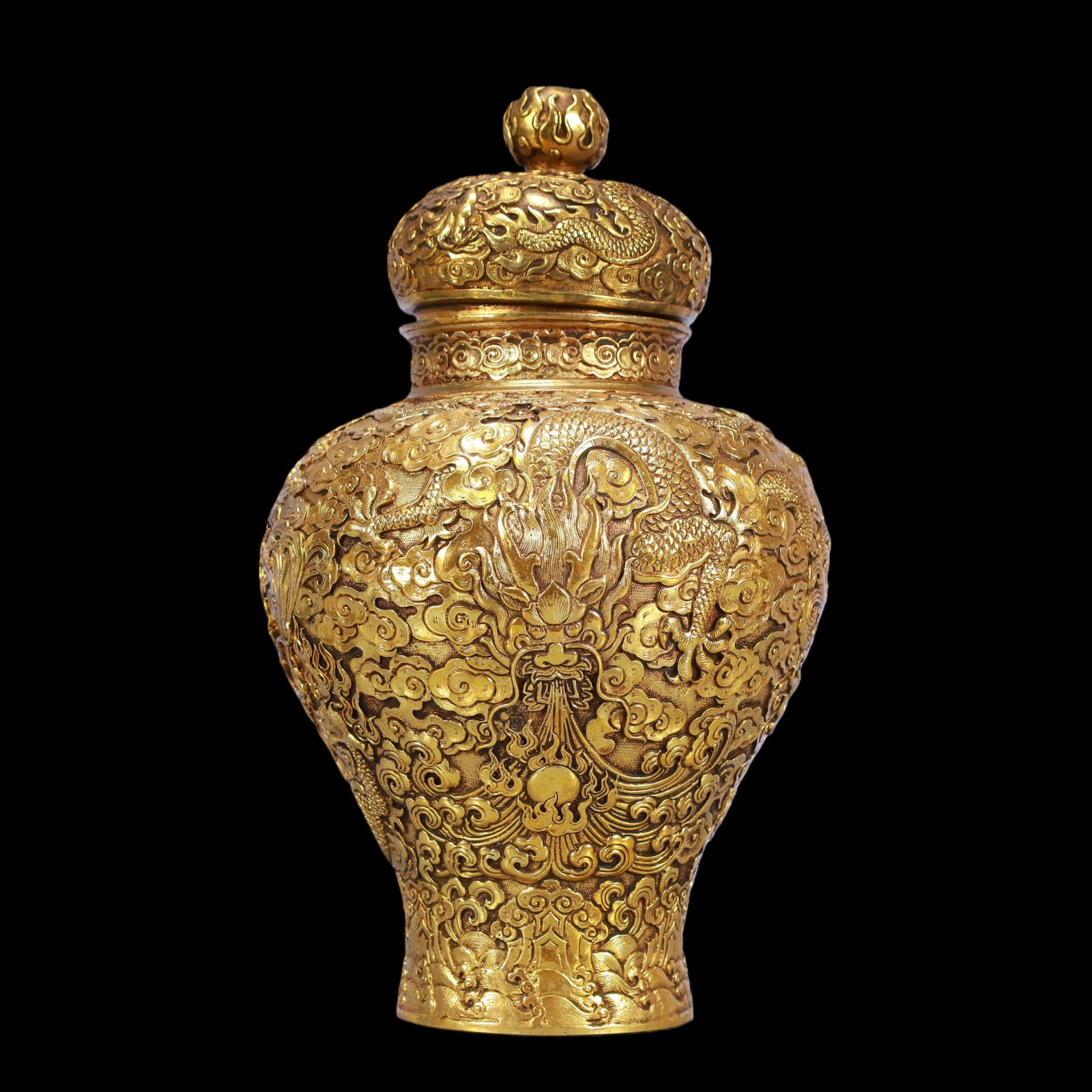 A Exquisite Gilt Bronze Dragon Pattern Vase: A Exquisite Gilt Bronze Dragon Pattern Vase Qing Dynasty, China Qianlong Six-character Mark Size:6.7inx11.4in Weight:2650g铜鎏金龙纹瓶