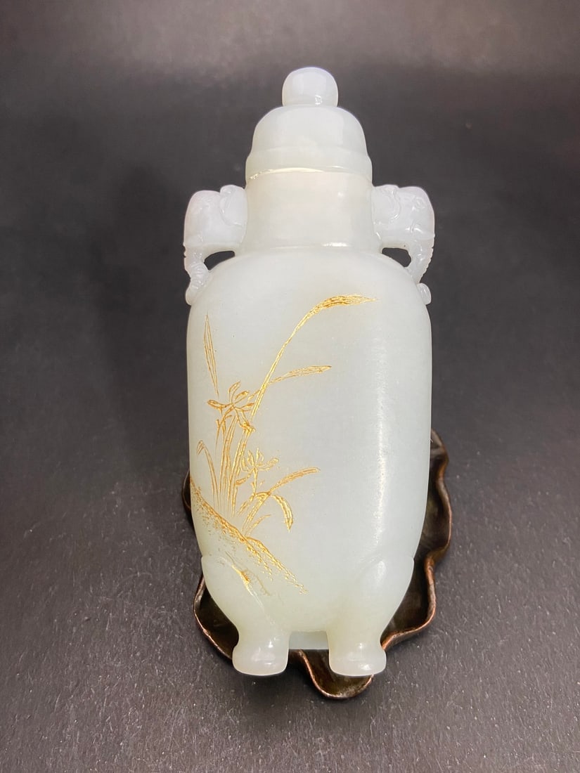 An Exquisite White Jade Flower Pattern Double-Ears Vase: An Exquisite White Jade Flower Pattern Double-Ears Vase Qing Dynasty, China Size:4.5inx1.9inx1in Weight:132g白玉兰花象耳宝瓶