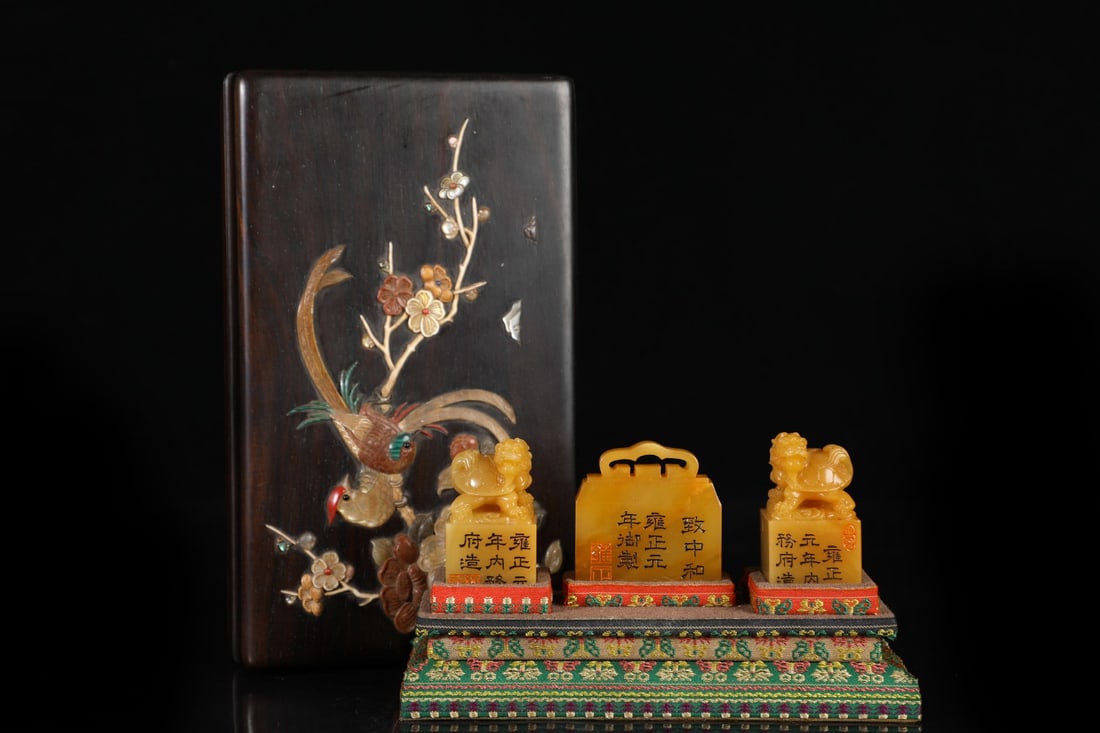 A Set of Fine Shoushan Stone Auspicious Beast Seal: A Set of Fine Shoushan Stone Auspicious Beast Seal Qing Dynasty, China Size:2.2inx1.2inx1.2in Weight:274g寿山石紫檀镶嵌百宝盒一组