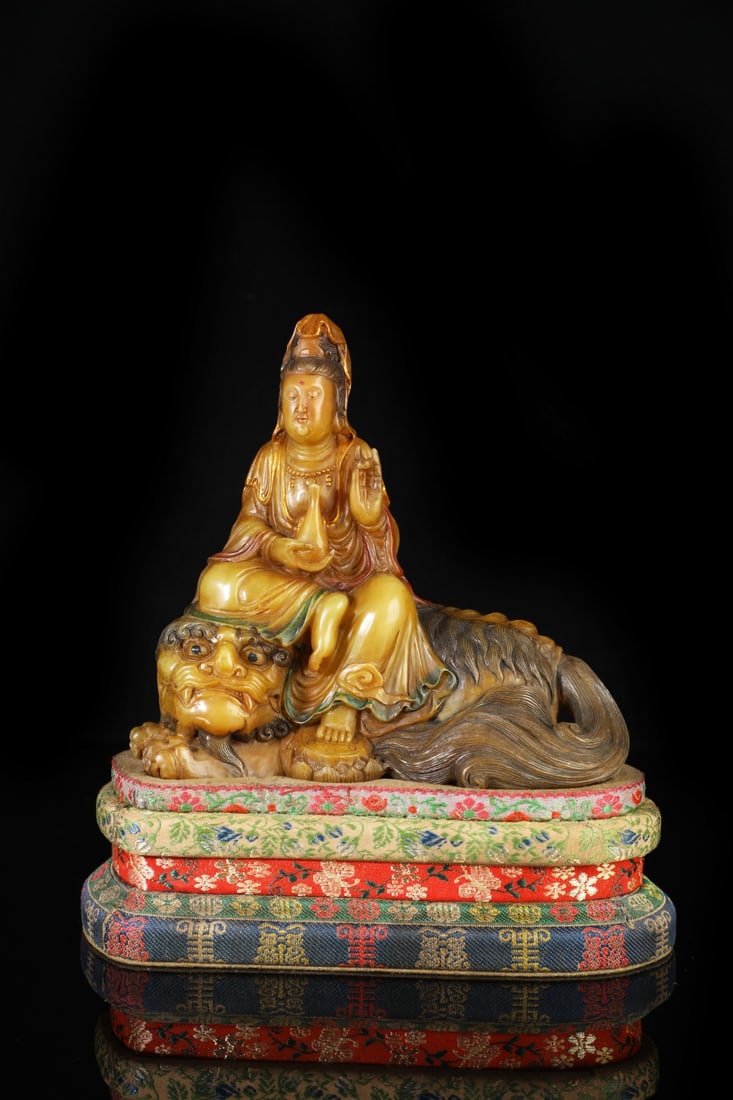 An Exquisite Shoushan Stone Statue of Avalokitesvara Ornament: An Exquisite Shoushan Stone Statue of Avalokitesvara Ornament Qing Dynasty, China Size:6.3inx6.5inx3in Weight:1310g寿山石观音摆件