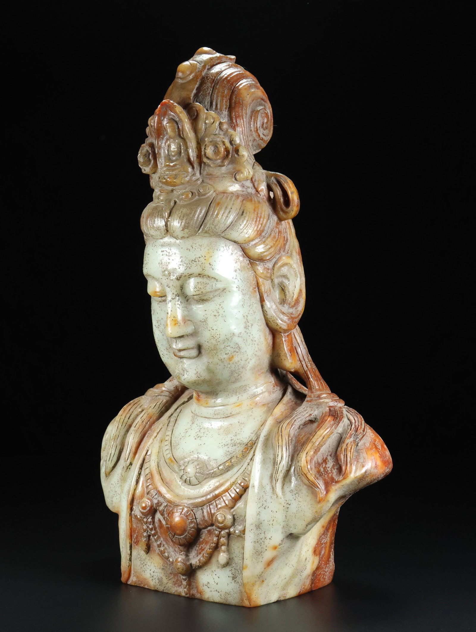 An Exquisite White Jade Buddha head Ornament: An Exquisite White Jade Buddha head Ornament Han Dynasty, China Size:11.9inx8.1inx3.5in Weight:5050g白玉佛头摆件 中国汉代