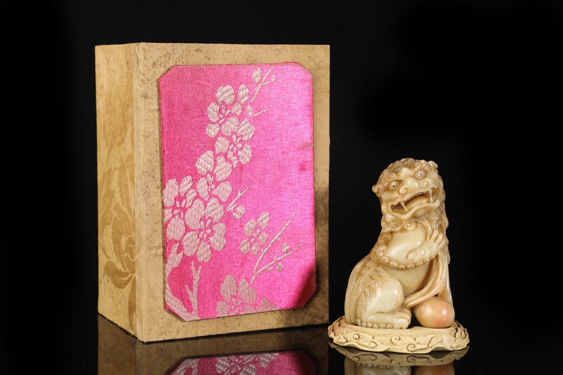 An Exquisite Shoushan Stone Lion Ornament: An Exquisite Shoushan Stone Lion Ornament Qing Dynasty, China Size:5.9inx4.3inx4.1in Weight:1109g寿山石狮子摆件 中国清代