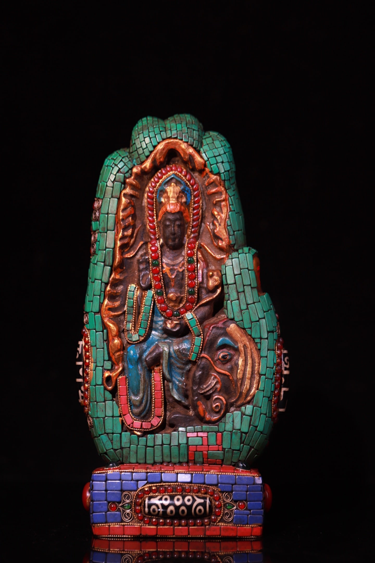 An Exquisite Yun Stone Inlaid Gems Buddha Statue Pattern Ornament: An Exquisite Yun Stone Inlaid Gems Buddha Statue Pattern Ornament Qing Dynasty, China Size:9.8inx4.9inx2in Weight:2450g陨石镶嵌天珠宝石佛手