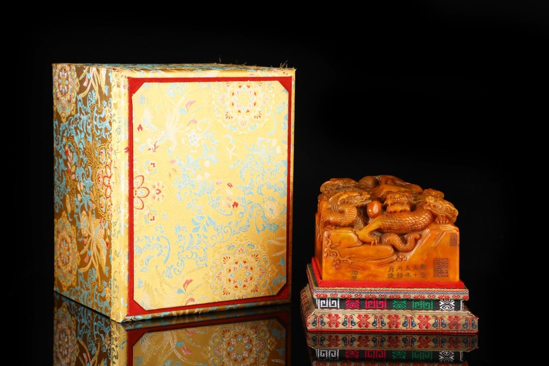 An Exquisite Shoushan Stone Dragon Pattern Seal Ornament: An Exquisite Shoushan Stone Dragon Pattern Seal Ornament Qing Dynasty, China Size:3.7inx5.7inx5.7in Weight:4500g寿山石大印章摆件