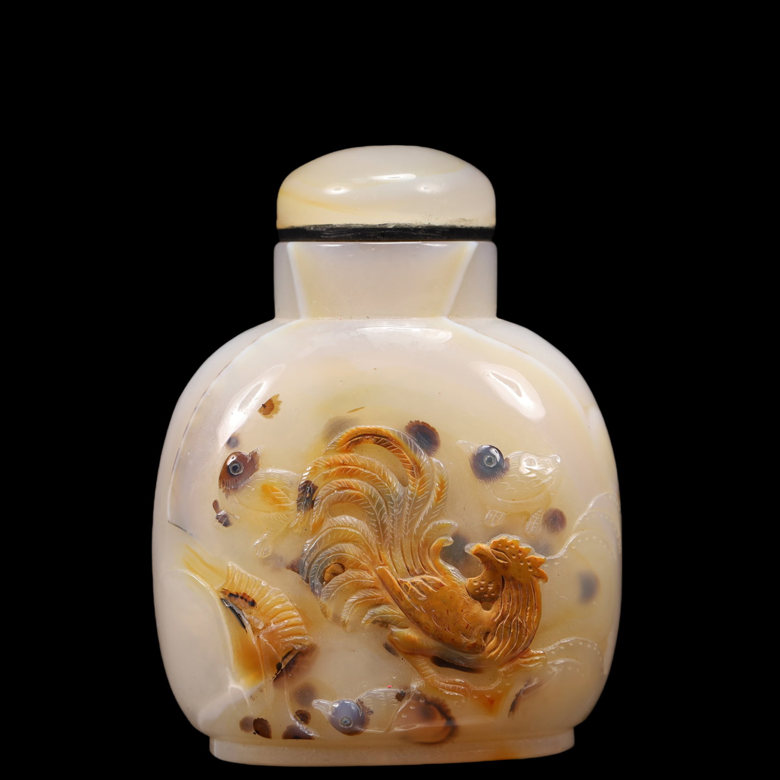 An Exquisite Agate Fowl Pattern Snuff Bottle: An Exquisite Agate Fowl Pattern Snuff Bottle Qing Dynasty, China Size:2.4inx1.4inx3.1in Weight:123g玛瑙鸡纹鼻烟壶 中国清代 Size:6cmx3.
