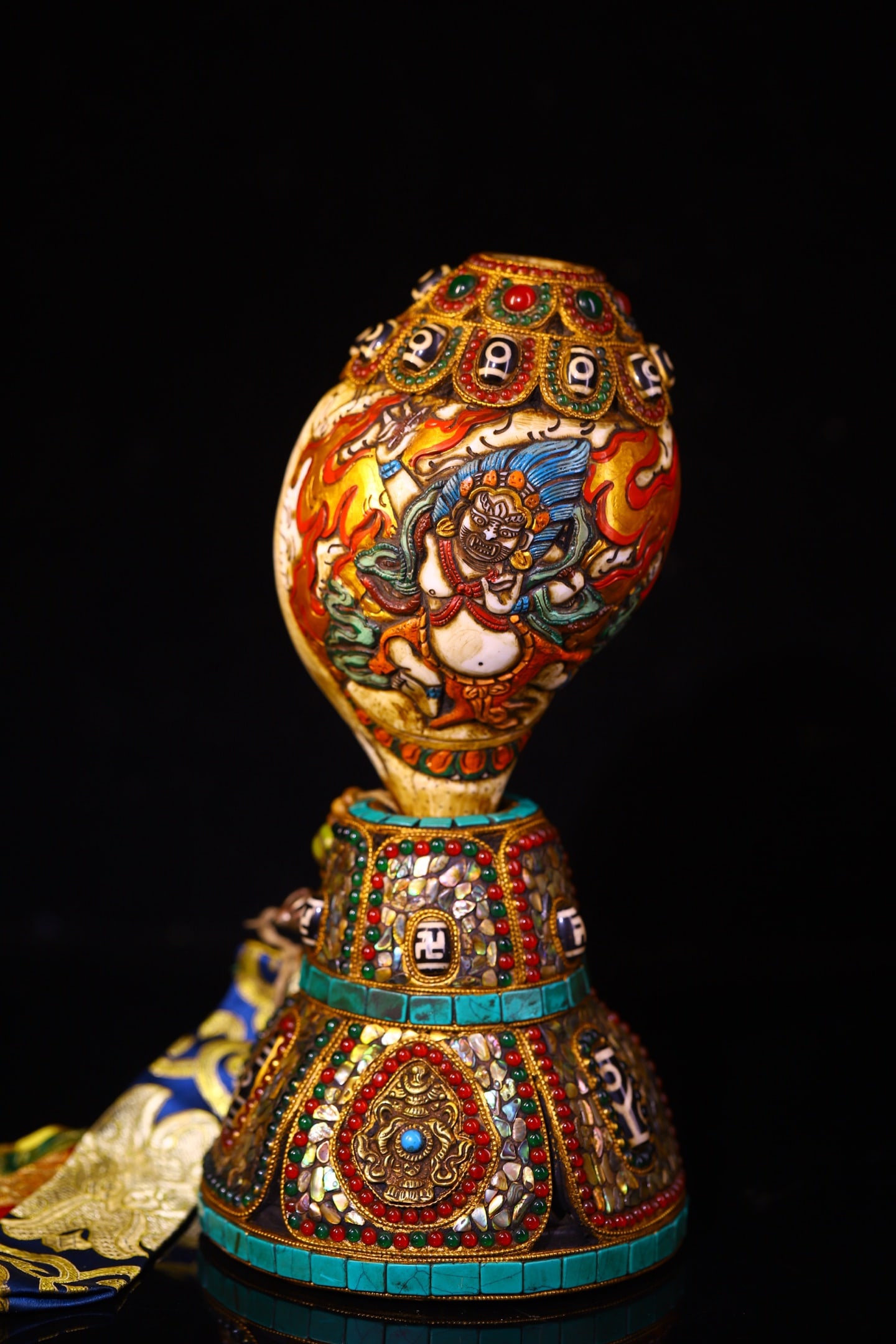 An Exquisite Yun Stone Inlaid Gems Buddha Statue Pattern Ornament: An Exquisite Yun Stone Inlaid Gems Buddha Statue Pattern Ornament Qing Dynasty, China Size:10.2inx5.1in Size:6.7inx4.3in Weight:1700g陨石镶嵌天珠宝石