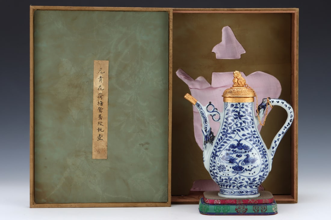 An Exquisite Blue and White Cover with Gold Flower and Bird Pattern Ewer (1 of 9)